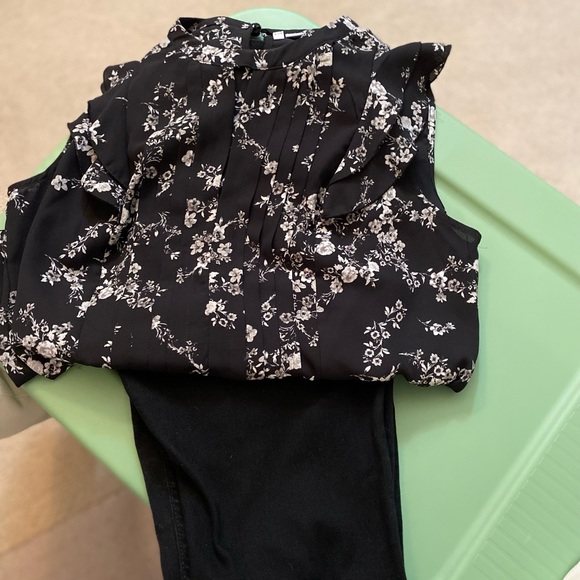 Woman’s short sleeve top by Elle size S. - Picture 12 of 13